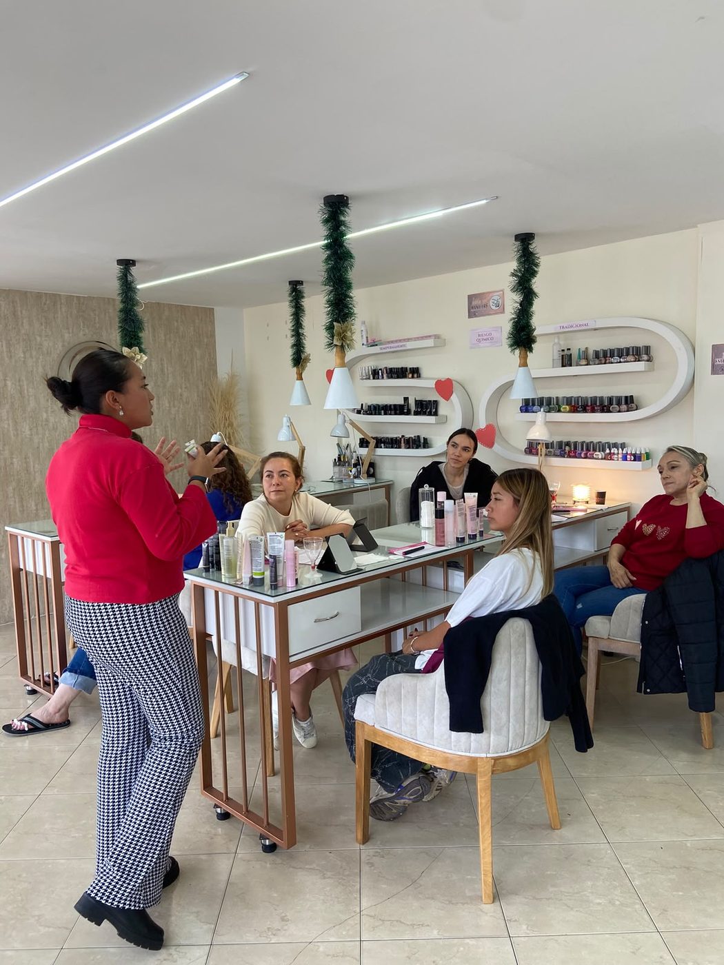 Grupo de mujeres en un taller de belleza Mary Kay en Bogotá mientras la consultora comparte la oportunidad de negocio